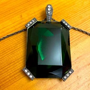 Gorgeous faux emerald square-cut necklace!!